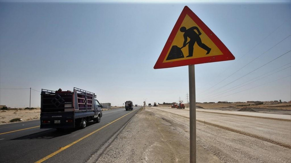 أعمال اعادة تأهيل الطريق الصحرواق بين العقبة ومطار الملكية عليار الدولي. (صلاح ملكاوي/المملكة)