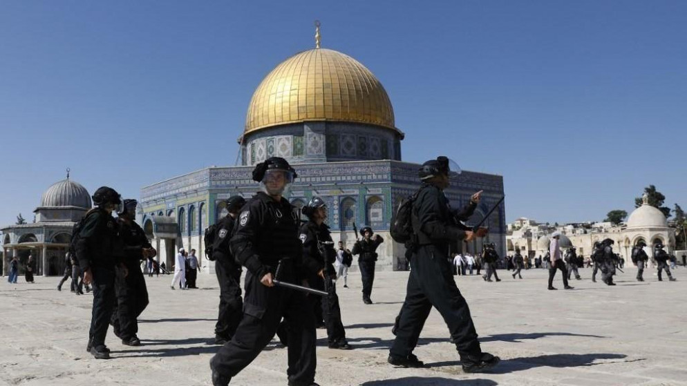 قوات الاحتلال الإسرائيلي خلال وجودها في المسجد الأقصى في مدينة القدس المحتلة. (أ ف ب)