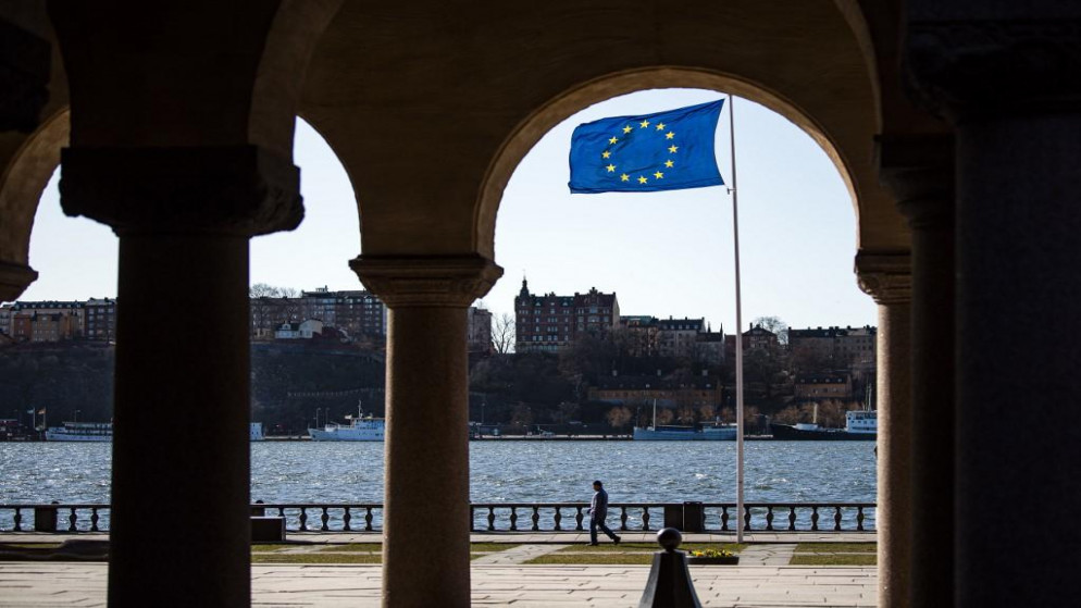 علم الاتحاد الأوروبي في 2 أبريل 2020 في قاعة مدينة ستوكهولم. (جوناثان ناكستراند / أ ف ب)
