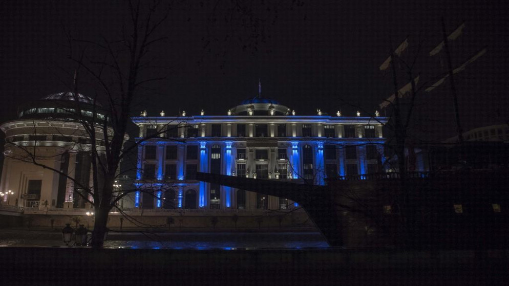 مبنى وزارة الخارجية المقدونية الشمالية مضاء بألوان منظمة حلف شمال الأطلسي (الناتو) بعد انضمامها إلى التحالف،انضمت مقدونيا الشمالية رسميًا إلى الناتو في 27 مارس 2020 لتصبح العضو الثلاثين في الحلف. (روبرت أتاناسوفسكي / أ ف ب)