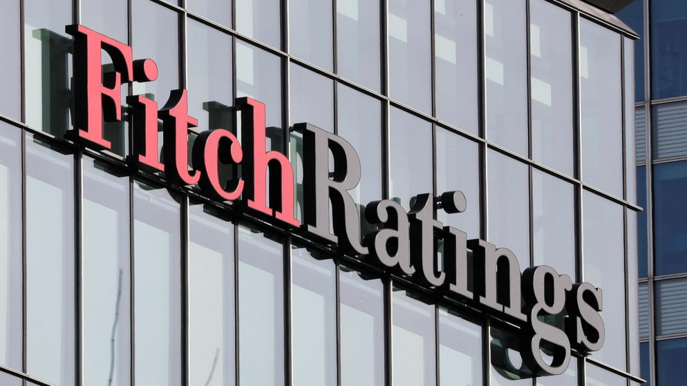 شعار (Fitch Ratings) في مكاتبها في الحي المالي في لندن. (رويترز)