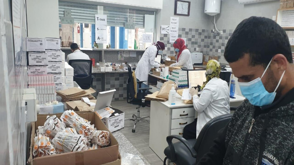 الكوادر الطبية التابعة لوكالة الأمم المتحدة لإغاثة وتشغيل اللاجئين الفلسطينيين (أونروا) في الأردن تقوم بتوزيع وتوصيل الأدوية اللازمة للاجئين الفلسطينيين في مخيمات الأردن.(أونروا)