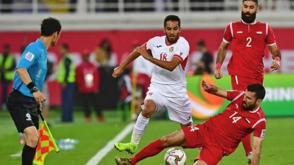 لاعب المنتخب الوطني لكرة القدم موسى التعمري أمام سوريا في كأس آسيا في الإمارات. (أ ف ب)
