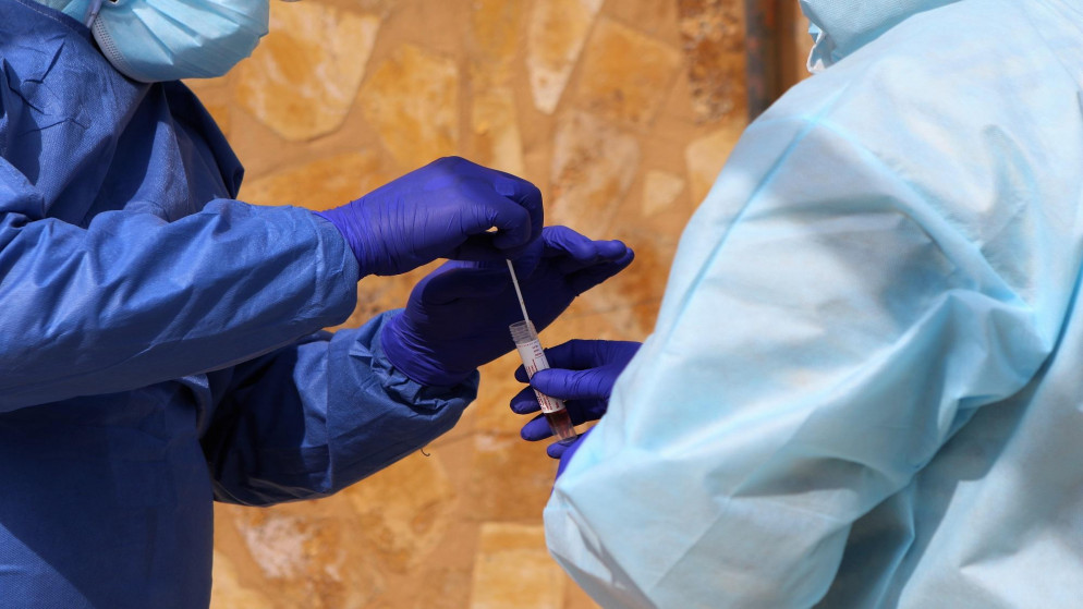 فريق تقصي وبائي في الأغوار الشمالية يأخذ عينة من أشخاص خالطوا شخصا مصابا بفيروس كورونا المستجد، 6 نيسان/أبريل 2020. (صلاح ملكاوي/ المملكة)