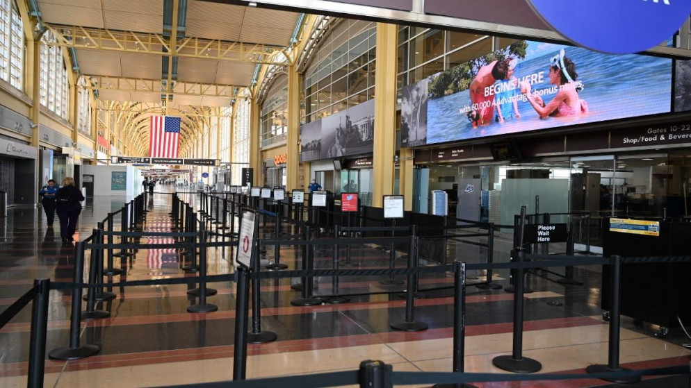 نقطة تفتيش خالية من الركاب في مطار واشنطن الوطني في فرجينيا، بعد إلغاء الرحلات الجوية؛ بسبب انتشار فيروس كورونا في الولايات المتحدة. 11/04/2020. (دانيال سليم / أ ف ب)