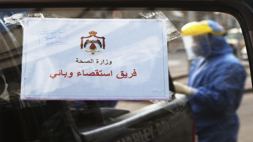 فريق استقصاء وبائي يجمع عينات عشوائية من المارة في وسط البلد في عمّان في 14 نيسان(أبريل) 2020(صلاح ملكاوي/المملكة)