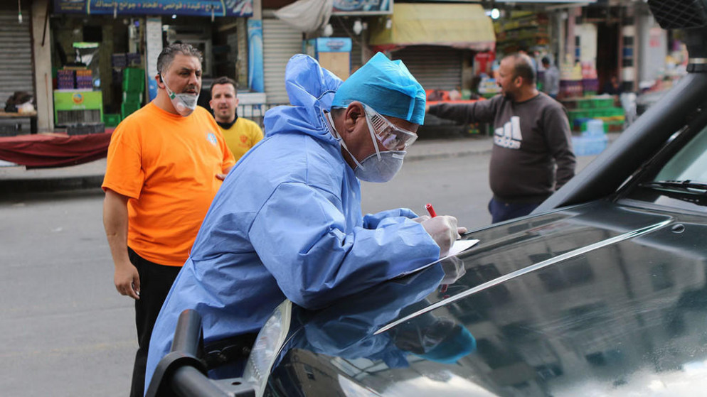 فريق استقصاء وبائي يجمع عينات عشوائية من المارة في وسط البلد في عمّان. 14/04/2020. (صلاح ملكاوي/ المملكة)