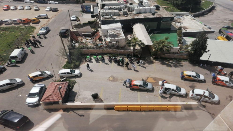صورة ارشيفية أثناء قيام شركة متخصصة بتعقيم مركبات التوصيل بمحطة معتمدة جانب مقر هيئة الاتصالات في عمان. (هيئة الاتصالات)