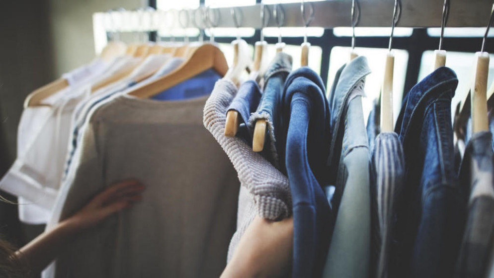ممثل قطاع الألبسة في غرفة تجارة الأردن: اشتراط منع قياس الملابس وتبديلها أو إرجاعها. (shutterstock)