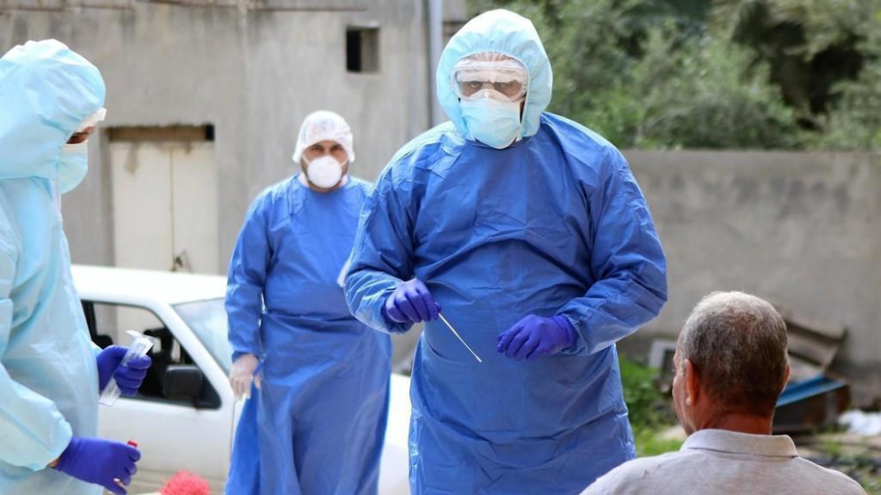 طبيب في فرق التقصي الوبائي يحفظ عينة من مسحة إجراء فحص الكشف عن فيروس كورونا المستجد من شخص في لواء الأغوار الشمالية. (صلاح ملكاوي/ المملكة)