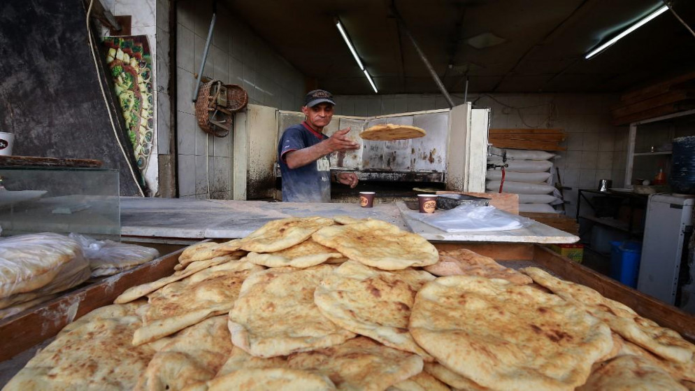 فرّان يحضر الخبز قبيل شهر رمضان المبارك خلال أزمة فيروس كورونا في العاصمة الأردنية عمّان. 23/04/2020. (خليل مزرعاوي / أ ف ب)