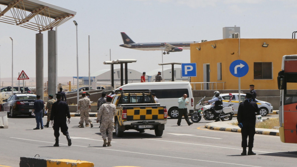 رجال أمن في مطار الملكة علياء الدولي خلال هبوط طائرة قادمة من العاصمة المصرية القاهرة، 5 أيار/مايو 2020. (صلاح ملكاوي/ المملكة)