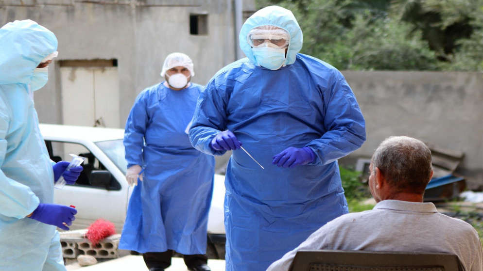 طبيب في فرق التقصي الوبائي يحفظ عينة من مسحة إجراء فحص الكشف عن فيروس كورونا المستجد من شخص في لواء الأغوار الشمالية. (صلاح ملكاوي/ المملكة)