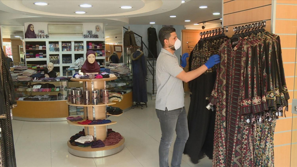 محل ألبسة في العاصمة عمّان بعد السماح لقطاع الألبسة باستئناف عمله.(المملكة)