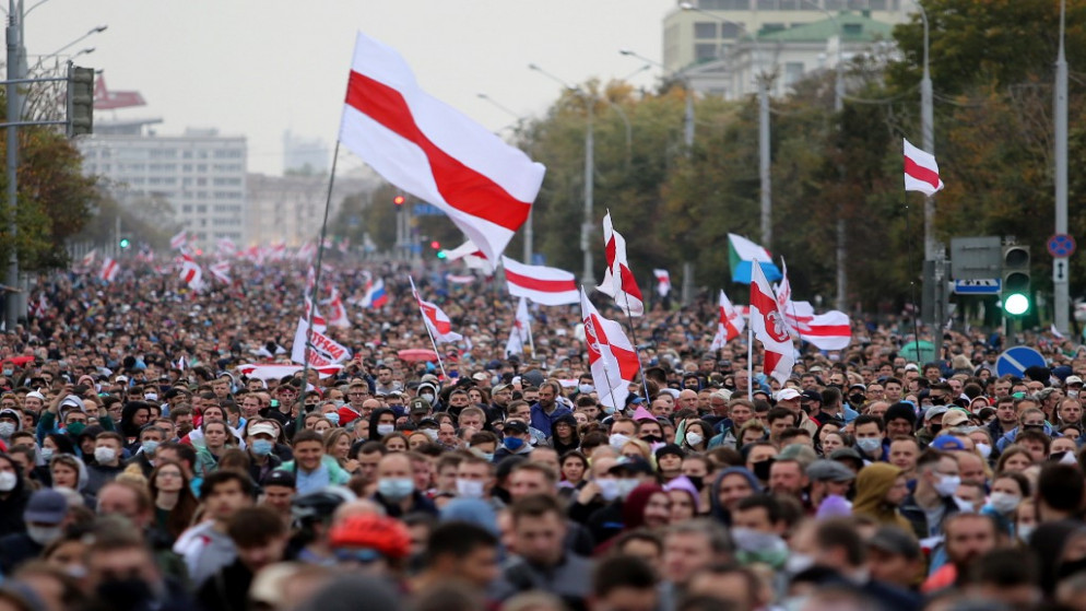يسير أنصار المعارضة في الشوارع خلال مسيرة احتجاجية على التنصيب الرئاسي في عاصمة روسيا مينسك، 27 سبتمبر 2020. (أ ف ب)