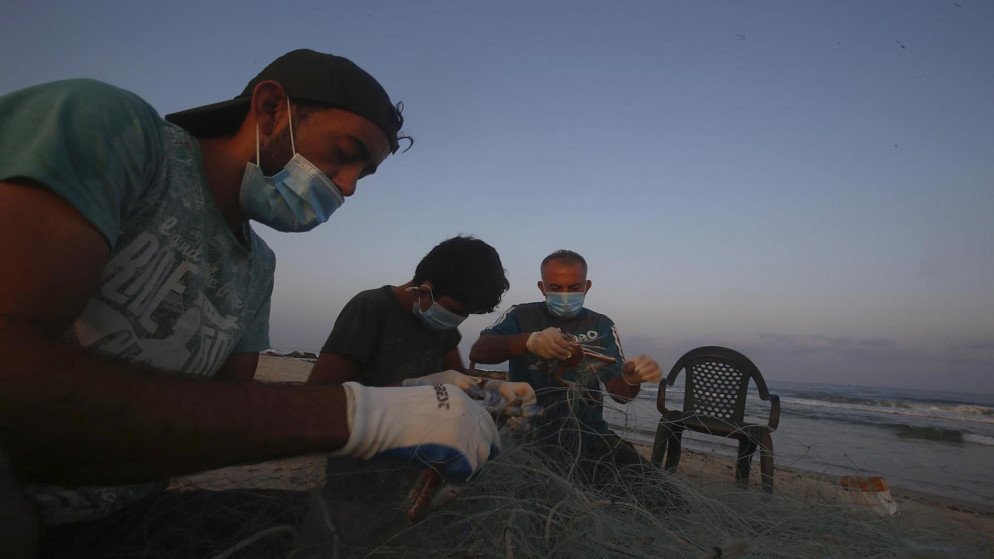 صيادون فلسطينيون على شاطئ بحر مدينة بيت لاهيا شمال قطاع غزة. 2020/9/21. (حاتم موسى/ وفا‎)