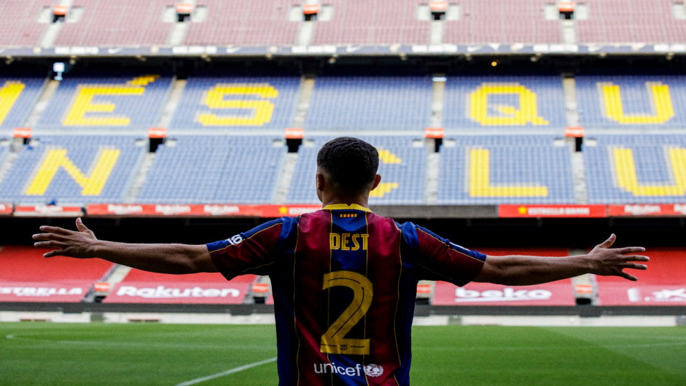 قال برشلونة إن ديست البالغ عمره 19 عاما وقع على عقد لمدة خمس سنوات بينما سيبلغ الشرط الجزائي 400 مليون يورو. (موقع نادي برشلونة)