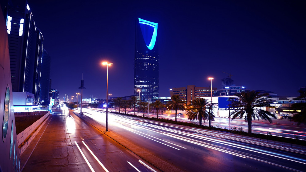 الرياض عاصمة المملكة العربية السعودية والمركز المالي الرئيسي - طريق الملك فهد ليلاً.(shutterstock)