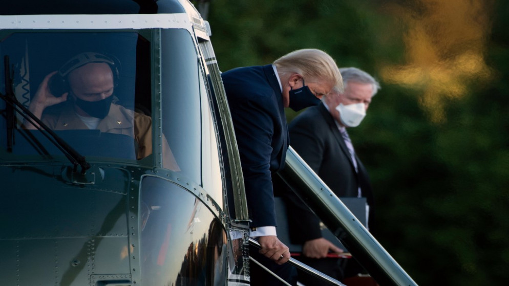 الرئيس الأميركي دونالد ترامب، أثناء وصوله إلى مركز والتر ريد الطبي، بعد أن ثبتت إصابته بفيروس كوفيد -19، بيثيسدا في ولاية ميريلاند، 2 أكتوبر 2020. (أ ف ب)
