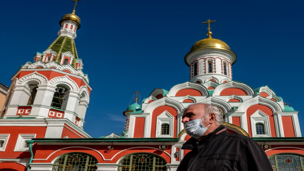 رجل يرتدي كمامة في موسكو. (أ ف ب)