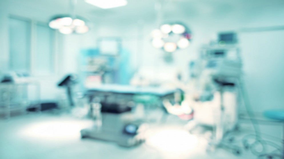 إغلاق غرفة العمليات في مستشفى جرش الحكومي، والحجر 7 ايام على الكوادر الطبية العاملة في غرفة العمليات بعد تسجيل إصابة لطبيب التخدير. (shutterstock)