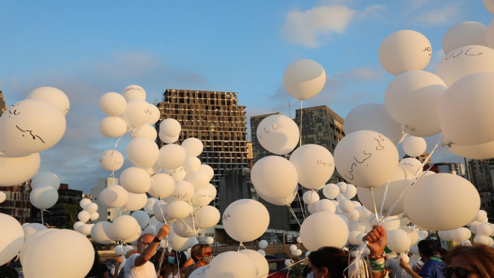 إطلاق بالونات بيضاء بالقرب من ميناء بيروت البحري خلال إحياء ذكرى الشهر الثاني لانفجار مرفأ بيروت. 4 أكتوبر / تشرين الأول 2020،(أ ف ب)