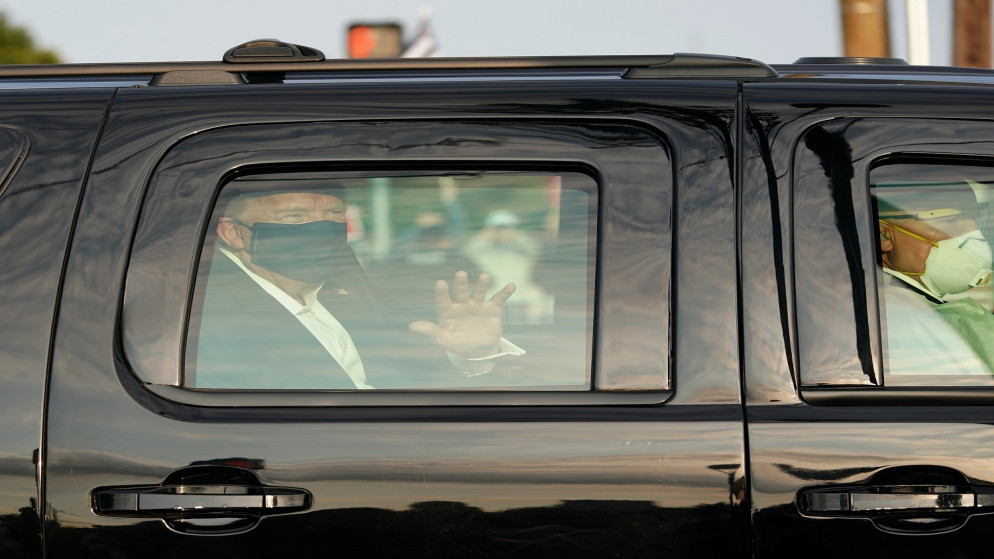 عاد الرئيس الأميركي دونالد ترامب إلى المستشفى بعد إلقائه التحيّة على أنصاره من داخل مركبته. (أ ف ب)