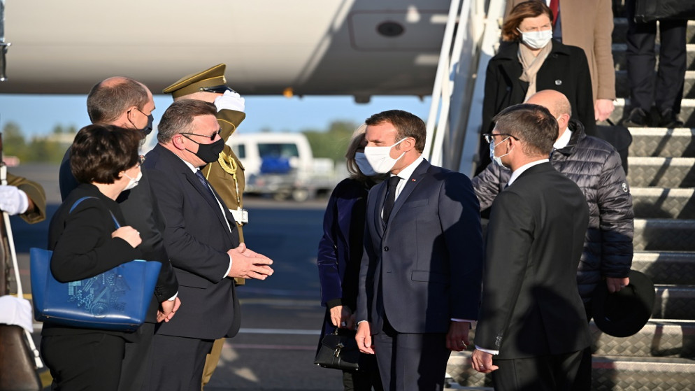 وزير الخارجية الليتواني ليناس لينكيفيسيوس يرحب بالرئيس الفرنسي إيمانويل ماكرون عند وصوله إلى ليتوانيا. 28/09/2020. (رويترز)