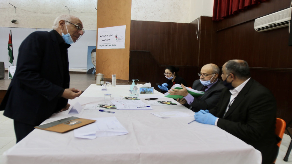 استقبال طلبات الترشح للانتخابات النيابية العامة للمجلس 19 في منطقة النزهة في الدائرة الانتخابية الأولى في عمان. (صلاح ملكاوي/ المملكة)