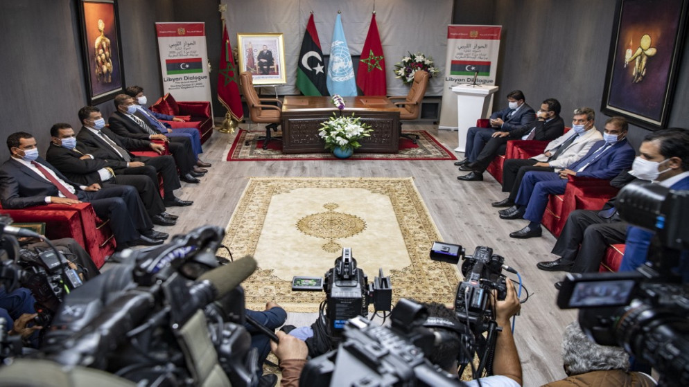 ممثلو الإدارة الليبية يجلسون بعد حضورهم اجتماعًا في مدينة تمارة الساحلية المغربية، 6 أكتوبر 2020. (أ ف ب)