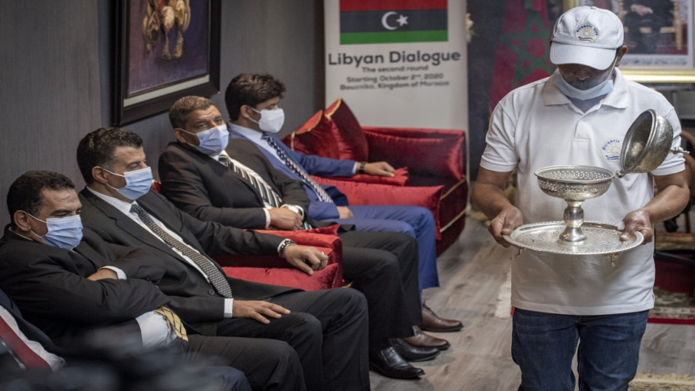ممثلو الإدارة الليبية المنافسة يجلسون بعد حضورهم اجتماعًا في مدينة تمارة الساحلية المغربية، 6 أكتوبر 2020. (أ ف ب)