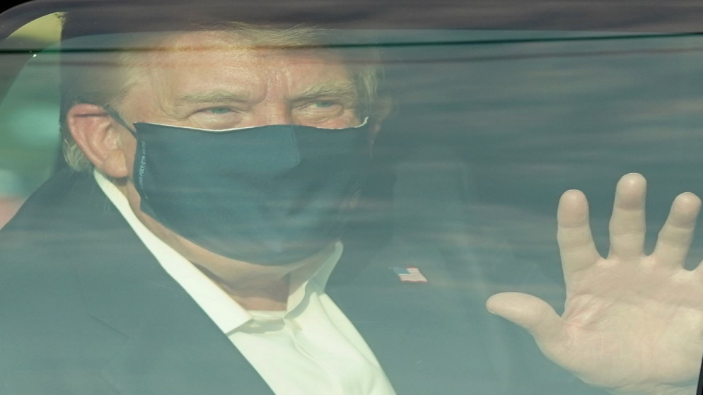 سيارة يقودها الرئيس الأمريكي ترامب تسير أمام أنصاره في موكب خارج مركز والتر ريد الطبي في بيثيسدا بولاية ماريلاند في 4 أكتوبر 2020. (أ ف ب)