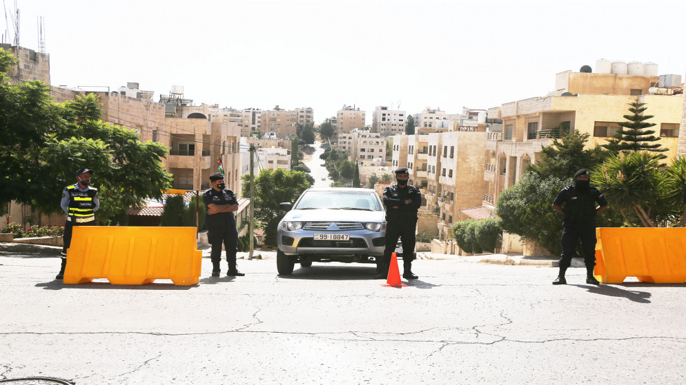 نقطة غلق تابعة للأمن العام في حي الصالحين في عمان، 7 تشرين الأول/أكتوبر 2020. (صلاح ملكاوي/ المملكة)