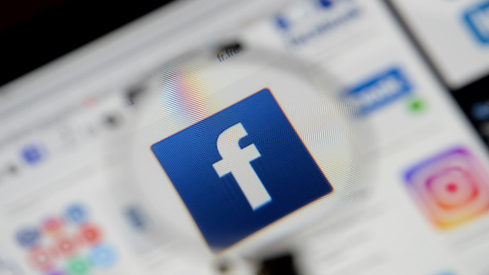 شعار منصة التواصل الاجتماعي الشهير "فيسبوك". (رويترز)