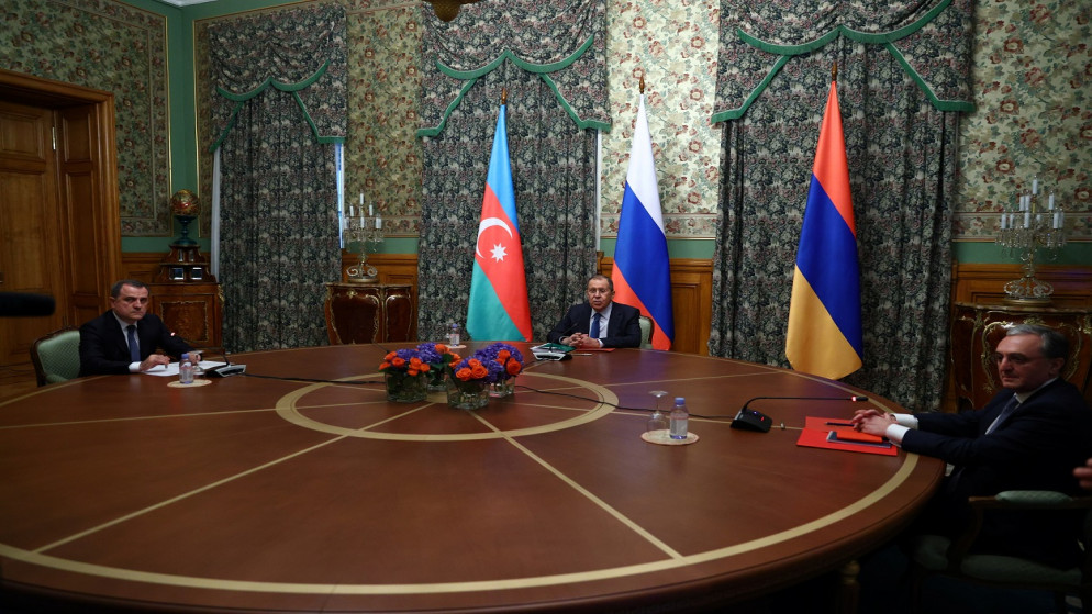 وزير الخارجية الروسي سيرغي لافروف، ووزير الخارجية الأذربيجاني جيهون بيراموف ووزير الخارجية الأرميني زهراب مناتساكانيان يحضرون اجتماعا في موسكو، روسيا، 9 أكتوبر 2020. (رويترز) 