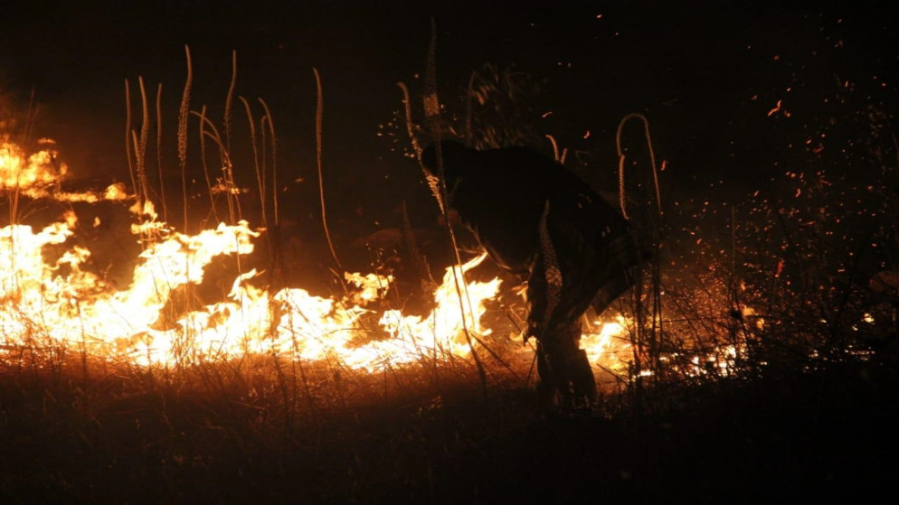 عمليات إخماد الحريق الذي شب في لواء الكورة وامتد إلى لواء الطيبة وطال مساحات واسعة من الأراضي الزراعية. (الدفاع المدني)