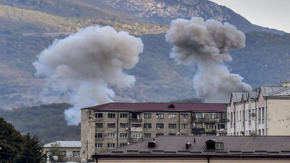 دخان يتصاعد بعد قصف في ستيباناكيرت، أثناء القتال الدائر بين أرمينيا وأذربيجان حول منطقة ناغورني كارباخ المتنازع عليها، 9 أكتوبر 2020. (أ ف ب)