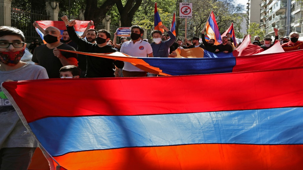 أعضاء من الجالية الأرمنية يسيرون باتجاه سفارتي أذربيجان وتركيا في بوينس آيرس خلال احتجاج لدعم أرمينيا . 10 أكتوبر 2020. (أليخاندرو باجني / أ ف ب)