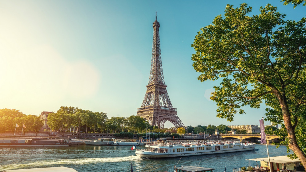 منظر لبرج إيفل من حديقة تروكاديرو بأشجار مزهرة.باريس.فرنسا - 04 25 2020. (shutterstock)