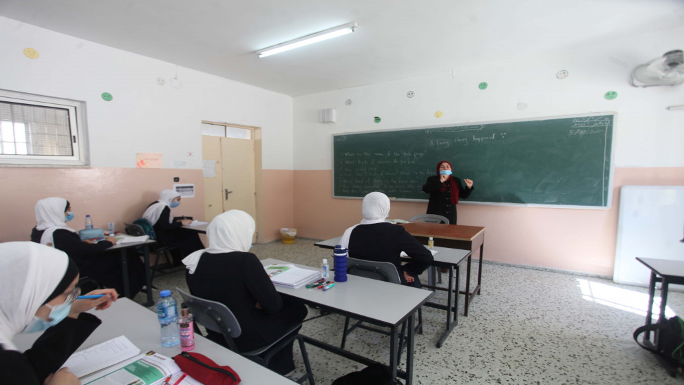 معلمة تعطي دروسا في إحدى الغرف الصفية بمدرسة في الضفة الغربية المحتلة. 2020/10/5. (سمر بدر/ وفا)