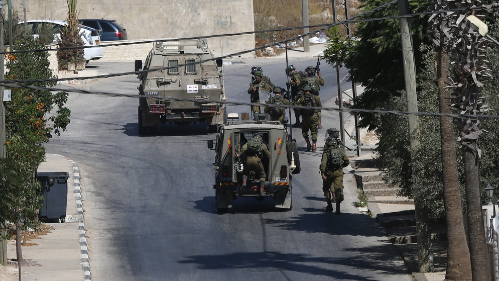 قوات الاحتلال الإسرائيلي خلال اقتحامها مخيم الأمعري وأحياء من مدينة البيرة. (وفا)