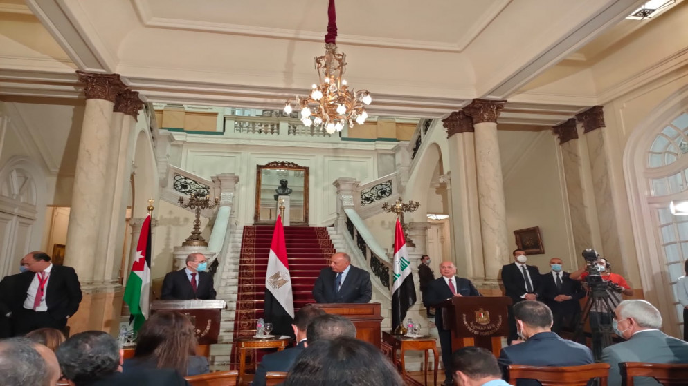 وزير الخارجية وشؤون المغتربين أيمن الصفدي (يسار) مع مع نظيريه المصري سامح شكري (وسط)، والعراقي فؤاد حسين. (وزارة الخارجية)