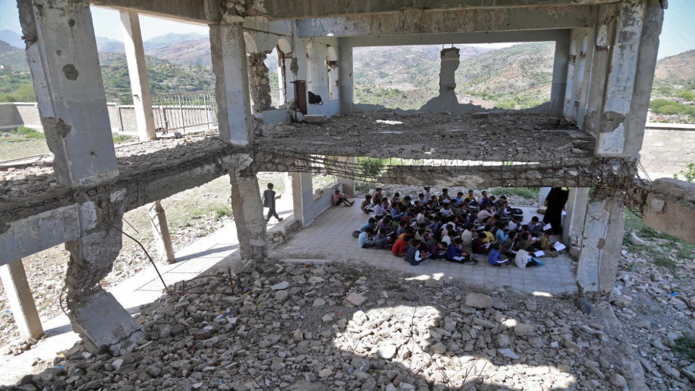 أطفال يمنيون في الفصل الدراسي لليوم الأول من العام الجديد، في صف مدرسي مؤقت في مدرستهم التي تضررت بشدة جراء القتال بين الحكومة والحوثيين. 07/10/2020. (أحمد الباشا / أ ف ب)