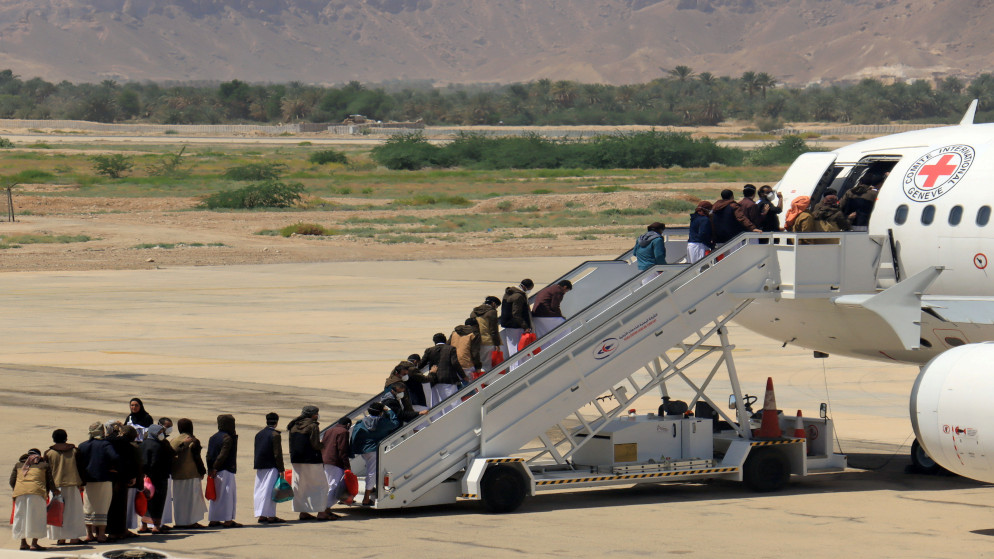 حوثيون يستقلون طائرة قبل توجههم إلى مطار صنعاء بعد إطلاق سراحهم من قبل التحالف بقيادة السعودية في أكبر عملية تبادل أسرى مع الحكومة. 15/10/2020. (علي عويضة/ رويترز)