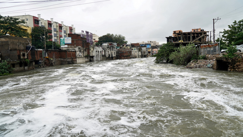 شارع رئيسي غمرته المياه بعد هطول أمطار غزيرة في حيدر أباد الهندية. 14/10/2020. (فينود بابو/ رويترز)