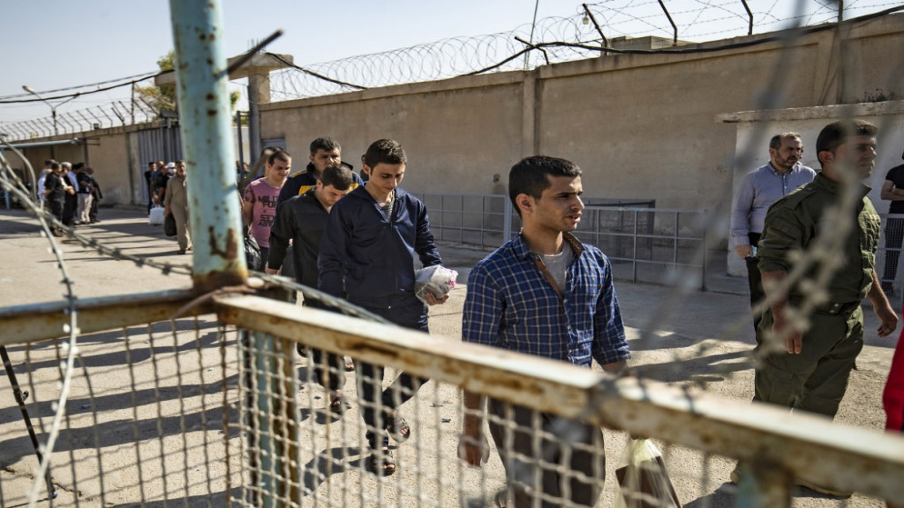 سجناء سوريون يغادرون سجن يديره الأكراد في شمال شرق سوريا. 15/10/2020. (أ ف ب)