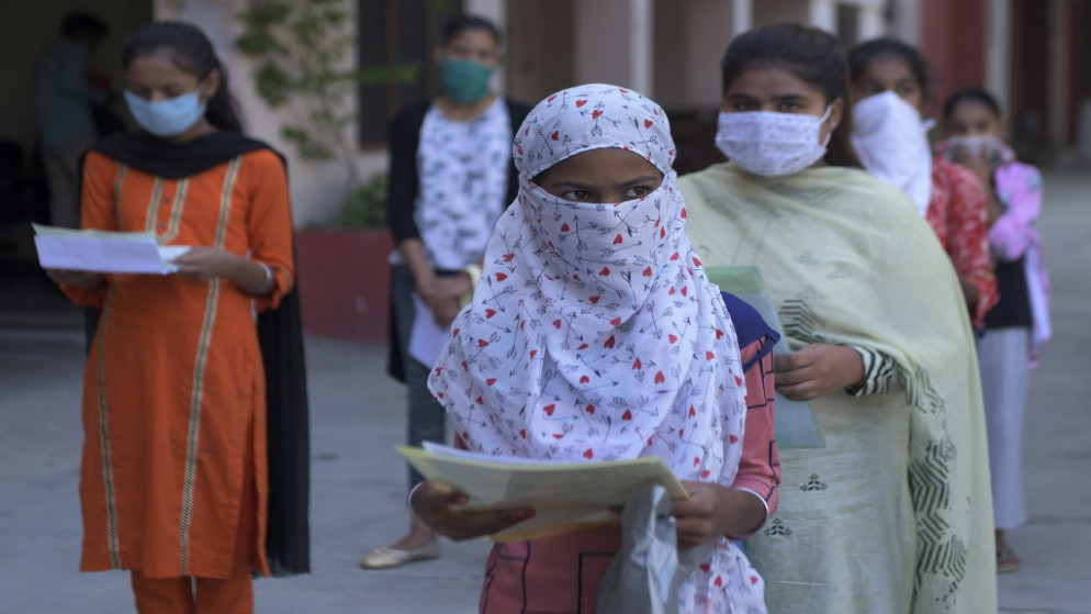 طلاب يرتدون كمامات كإجراء وقائي ضد فيروس كورونا، في مدرسة حكومية للبنات في أمريتسار، الهند، 15 تشرين الأول/ أكتوبر 2020. (أ ف ب)
