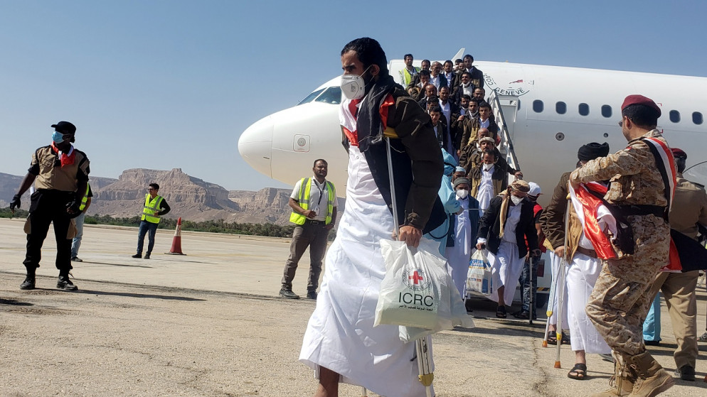 الصليب الأحمر: الطائرة المتجهة من صنعاء إلى عدن تحمل 76 محتجزاً سابقاً، وفي المقابل تحمل الأخرى المتجهة من عدن إلى صنعاء 101 محتجز سابق". (رويترز)