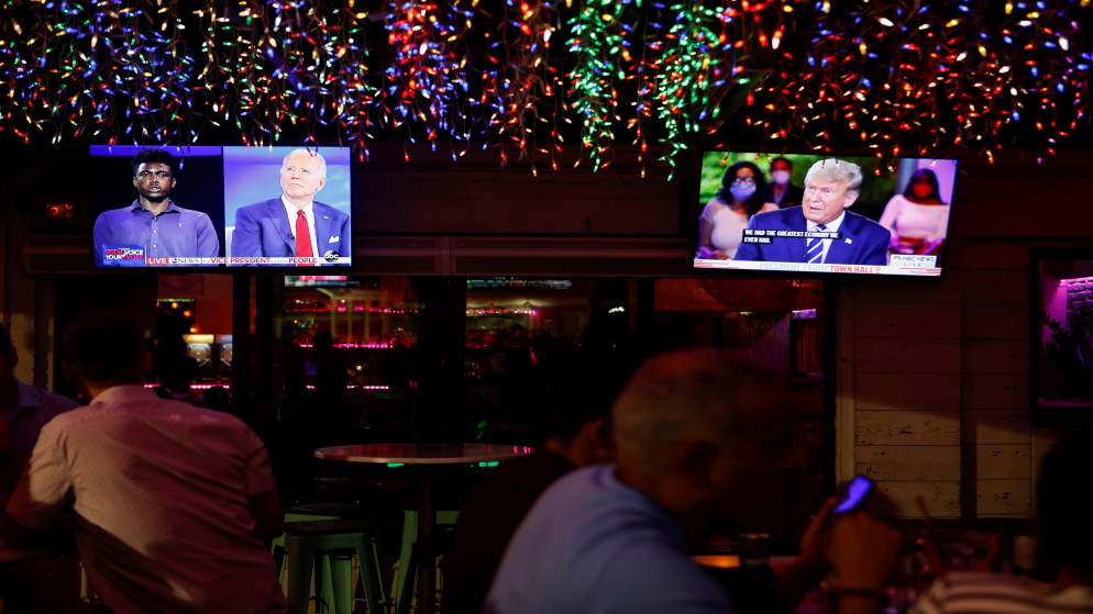 مقابلتا نائب الرئيس السابق جو بايدن والرئيس الأميركي دونالد ترامب تعرضان في مطعم في تامبا في ولاية فلوريدا الأميركية، 15 تشرين الأول/أكتوبر 2020. (رويترز)