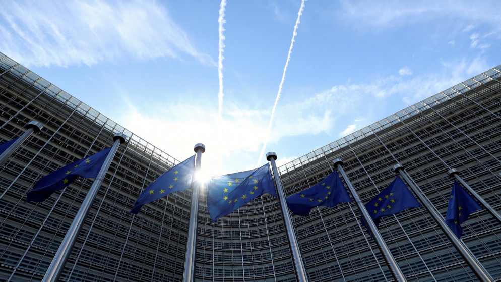 أعلام الاتحاد الأوروبي خارج مقره في بروكسل. (رويترز)